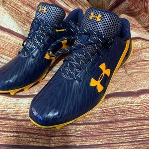 Men”s soccer under amour size 12 USA